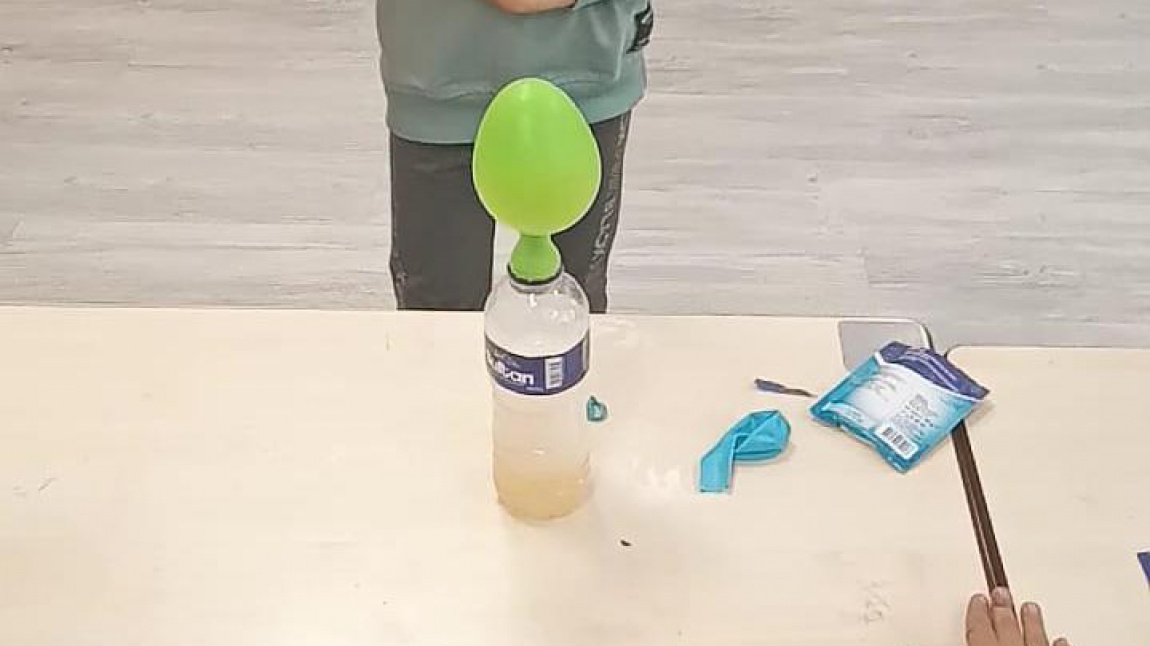 Anasıfımızda Uygulanan Haftanın Çocuğu Projemizde Karbonat ve Balon Deneyi Yaptık